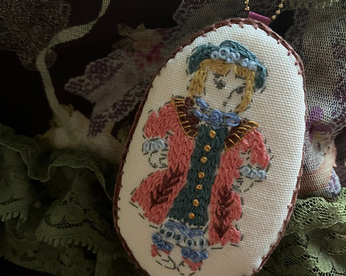 ドール刺繍ブローチ/チャーム「プチボタンドレスの子」 ブローチ