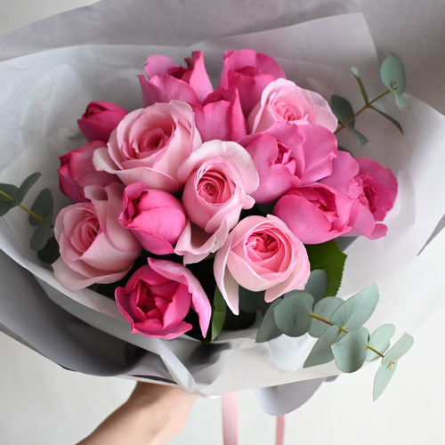 | - ピンク - 5本 バラの花束 薔薇　ピンク　5枚  ウェッジウッド　ローズブーケ お花の通販AND (アンドフラワー) FLOWER 食器
