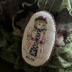 ドール刺繍ブローチ/チャーム「淡いピンクドレスの子」 5枚目の画像