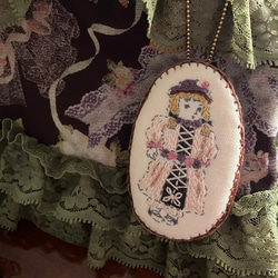 ドール刺繍ブローチ/チャーム「淡いピンクドレスの子」 4枚目の画像