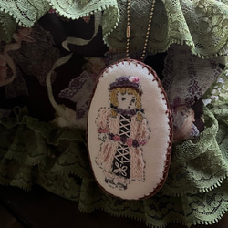 ドール刺繍ブローチ/チャーム「淡いピンクドレスの子」 2枚目の画像