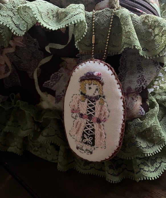 ドール刺繍ブローチ/チャーム「淡いピンクドレスの子」 2枚目の画像