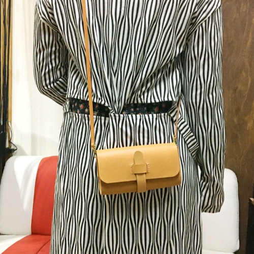 レザーショルダーバッグMiddleSizeI プレミアムナチュラル ショルダー  