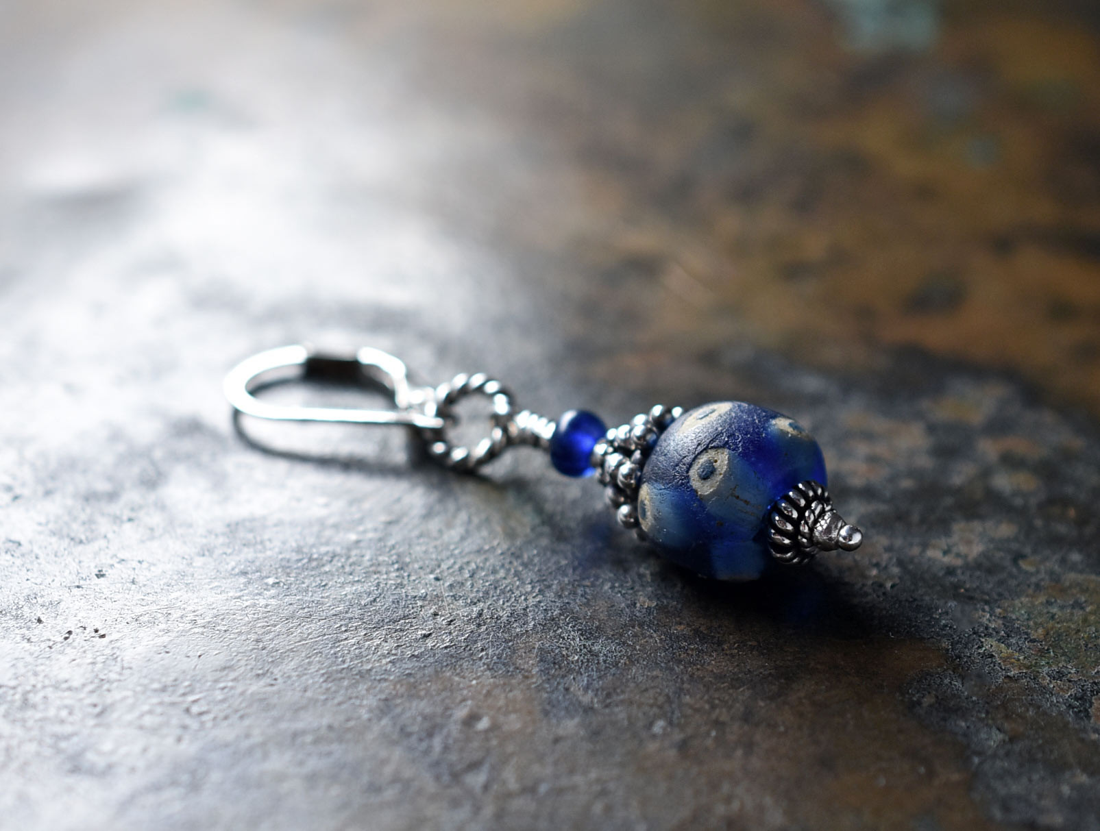 ジュンネ出土のブルーアイビーズの片耳ピアス