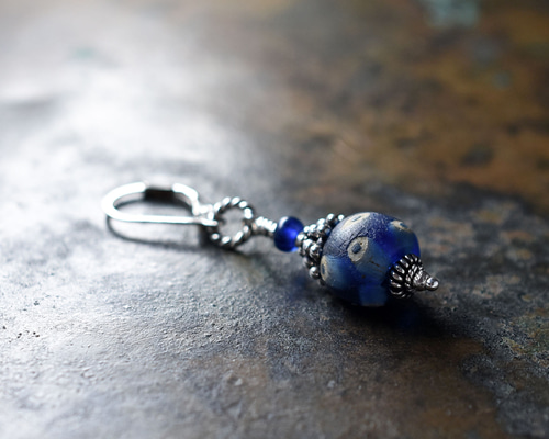 アフリカドーナツビーズとマリウエディングビーズ のピアス。