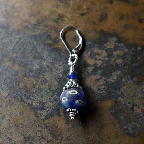 アフリカドーナツビーズとマリウエディングビーズ のピアス。