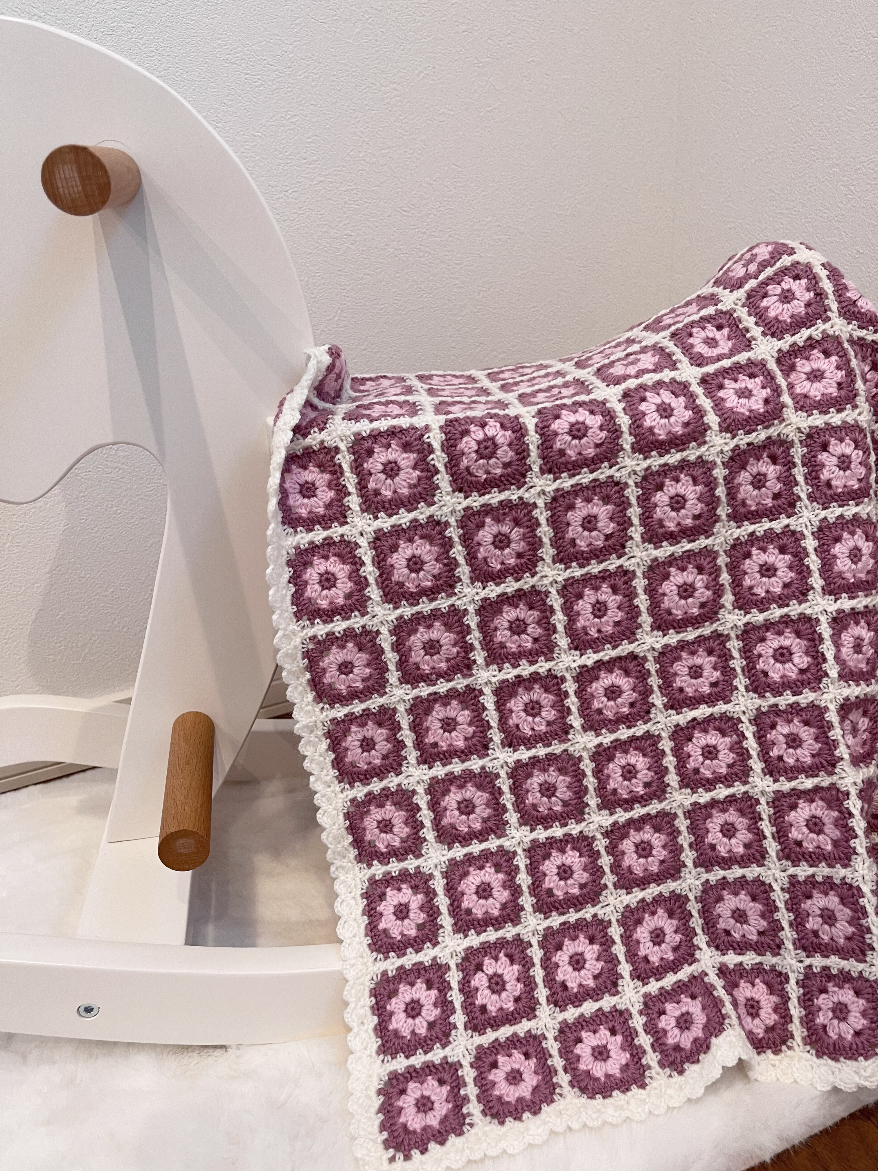 白とピンクとローズピンクの毛糸ブランケット