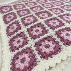 白とピンクとローズピンクの毛糸ブランケット 2枚目の画像