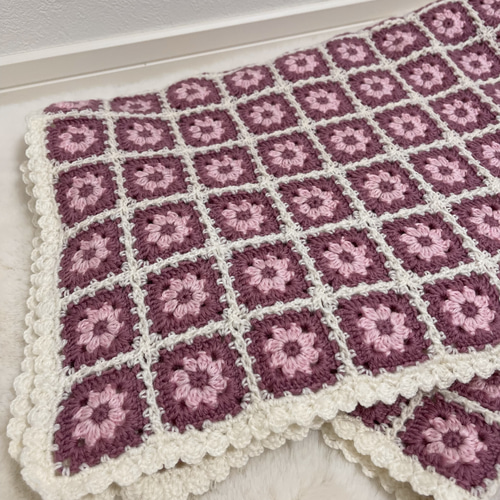 ピンクとホワイトの模様のブランケット 白とピンクとローズピンクの