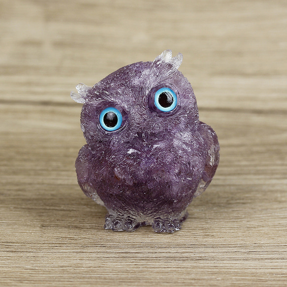 自然石で作ったフクロウの置物です。