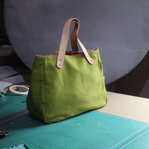ころんとした形のバッグ　トートバッグ　ハンドメイド ころんバッグ Mサイズ パラフィン帆布 抹茶 ピンク トートバッグ