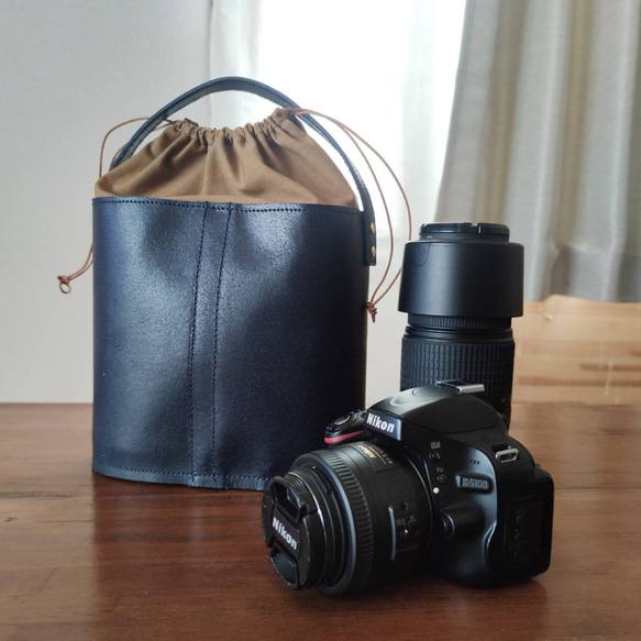 イタリアンレザーとコーデュラ素材を組み合わせた、本革巾着ワンハンド