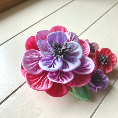 つまみ細工コサージュ／髪飾り アネモネ コサージュ fuwatto 通販 