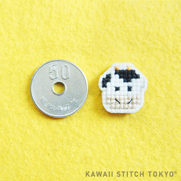 牛【ブローチ】バッチ バッジ うし 丑年 干支 牛肉 乳牛 動物 刺繍 かわいい クロスステッチ ポップ オーダーメイド 2枚目の画像