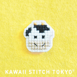 牛【ブローチ】バッチ バッジ うし 丑年 干支 牛肉 乳牛 動物 刺繍 かわいい クロスステッチ ポップ オーダーメイド 1枚目の画像