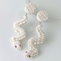 白蛇 ピアス イヤリング 大ぶり 軽い ポリマークレイ シンプル かっこいい 爬虫類 プレゼント ギフト ヘビ へび 1枚目の画像