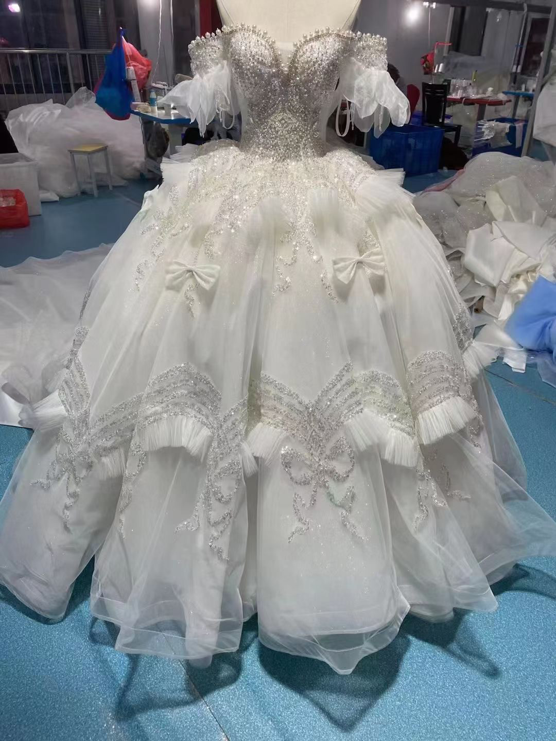 パフスリーブウエディングドレス オフホワイト オフショルダー  