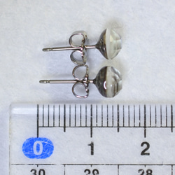 （１点もの）アバロンシェル＆水晶のスタッドピアス（6mm・チタンポスト） 5枚目の画像