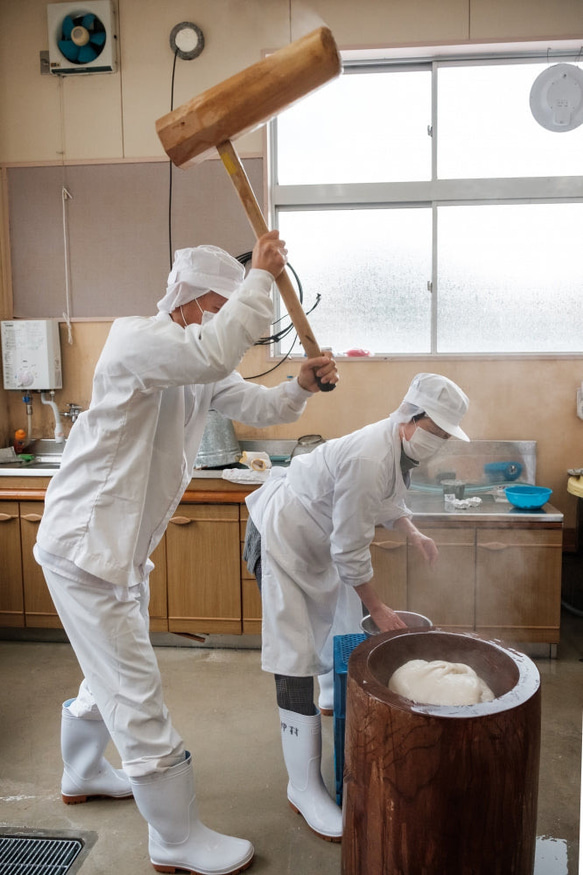 【杵つき】自社生産の「黒豆餅」８枚/袋×2袋 4枚目の画像