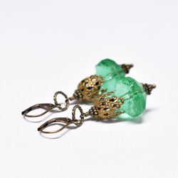 古董綠色鈾玻璃和精美裝飾的黃銅帽，石榴石耳環和隱藏的藍色珠子 第6張的照片