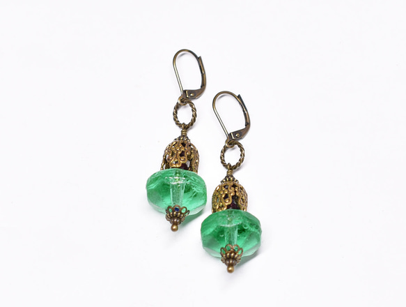 古董綠色鈾玻璃和精美裝飾的黃銅帽，石榴石耳環和隱藏的藍色珠子 第4張的照片