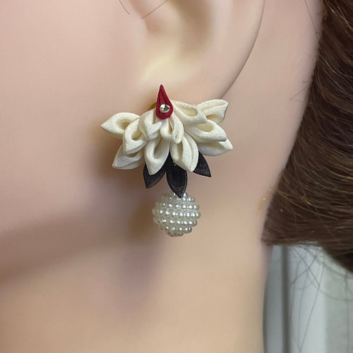 受注製作】つまみ細工 ミニ鶴ピアス イヤリング イヤリング