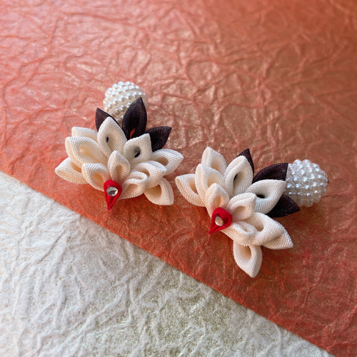 受注製作】つまみ細工 ミニ鶴ピアス イヤリング イヤリング