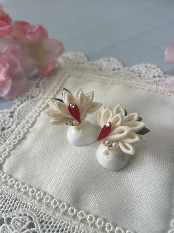 受注製作】つまみ細工 ミニ鶴ピアス イヤリング イヤリング