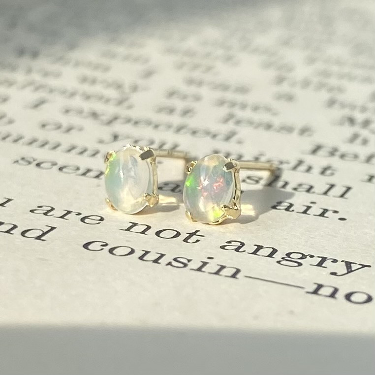《k18》オパール　オーバルカボションカット　ソリティアピアス