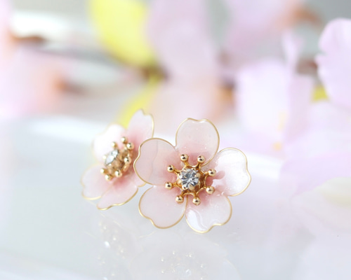 ♡ハンドメイド♡ビジューピアスイヤリング№103桜バージョン ハンドメイド ❤︎ 桜 苺 ♡ ビジュー ピアス風 イヤーカフ