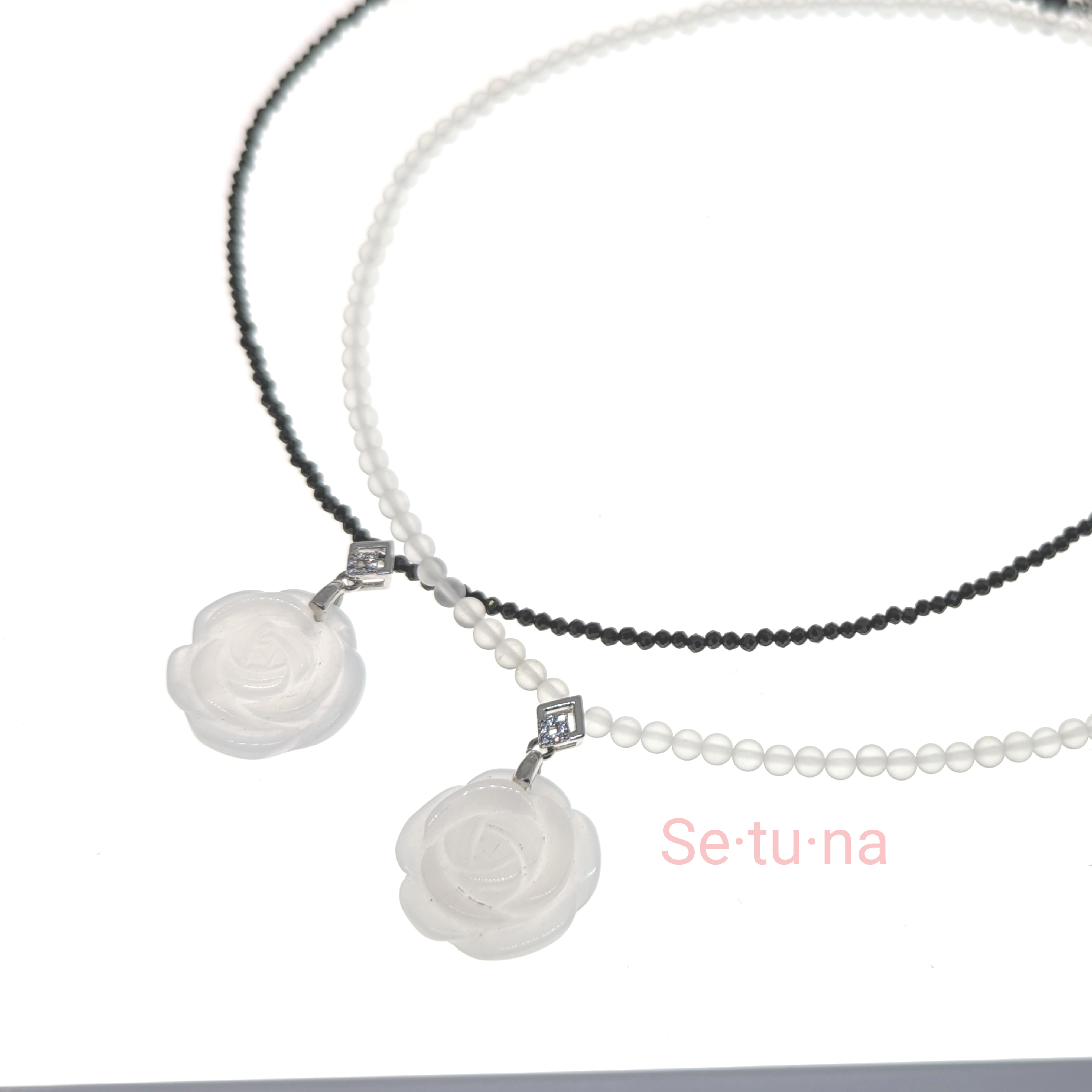 ホワイトジェイドのブラック＆ホワイトのネックレス