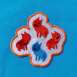 4匹の犬 ワッペン 刺繍 パッチ アップリケ 犬 いぬ イヌ オリジナル 記号 レッド 朱色 ブルー ホームメイド 赤 1枚目の画像