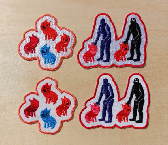 4匹の犬 ワッペン 刺繍 パッチ アップリケ 犬 いぬ イヌ オリジナル 記号 レッド 朱色 ブルー ホームメイド 赤 4枚目の画像
