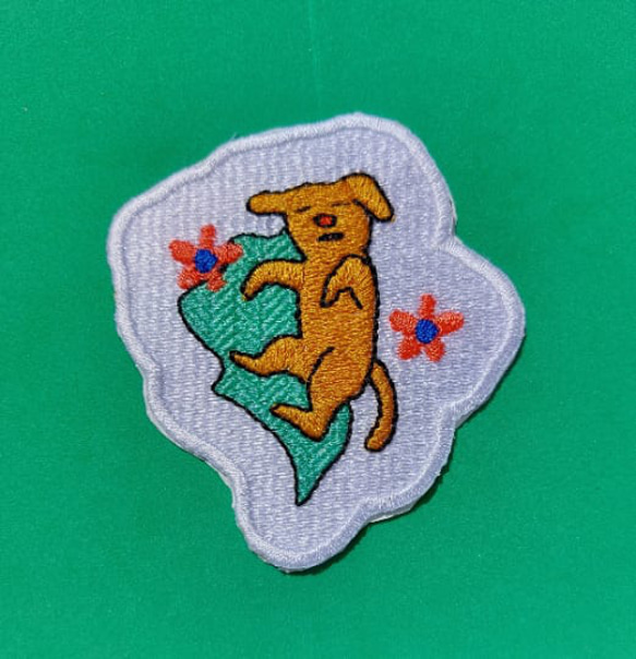 寝ている犬 ワッペン 刺繍 アップリケ 犬 オリジナル ホームメイド イヌ いぬ 日本製 カワイイ 可愛い かわいい 花 10枚目の画像