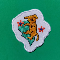 寝ている犬 ワッペン 刺繍 アップリケ 犬 オリジナル ホームメイド イヌ いぬ 日本製 カワイイ 可愛い かわいい 花 7枚目の画像