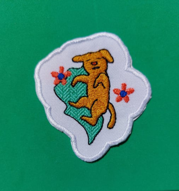 寝ている犬 ワッペン 刺繍 アップリケ 犬 オリジナル ホームメイド イヌ いぬ 日本製 カワイイ 可愛い かわいい 花 7枚目の画像