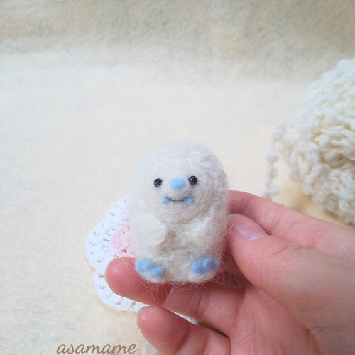 つぶらな瞳の恐くないイエティさん 羊毛フェルト 羊毛フェルト