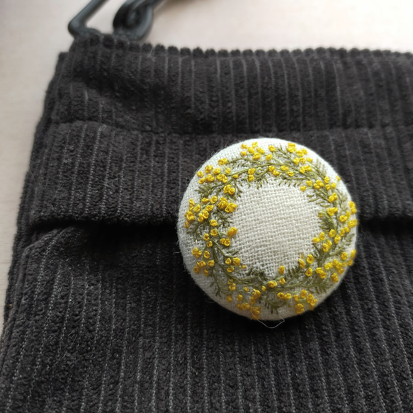 ナチュラル【ミモザのリース *°】  手刺繍ブローチ 38mm 4枚目の画像