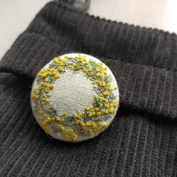 ナチュラル【ミモザのリース *°】  手刺繍ブローチ 38mm 2枚目の画像