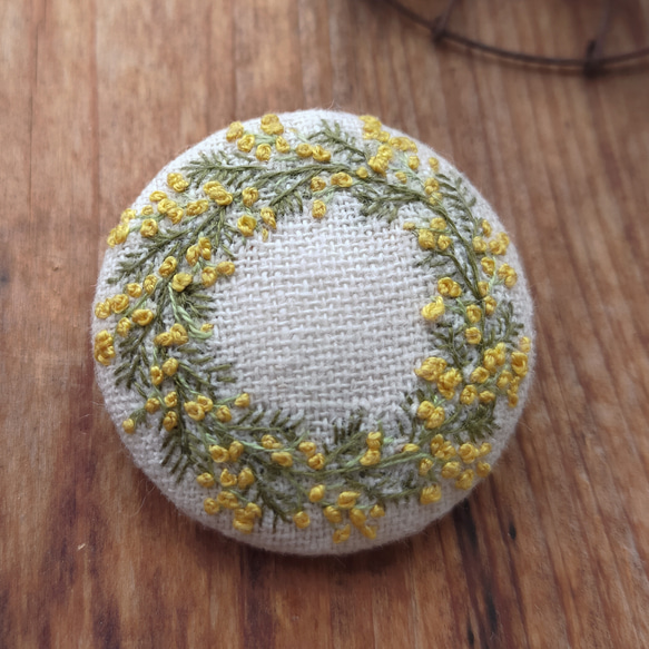 ナチュラル【ミモザのリース *°】  手刺繍ブローチ 38mm 9枚目の画像