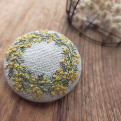 ナチュラル【ミモザのリース *°】  手刺繍ブローチ 38mm 11枚目の画像