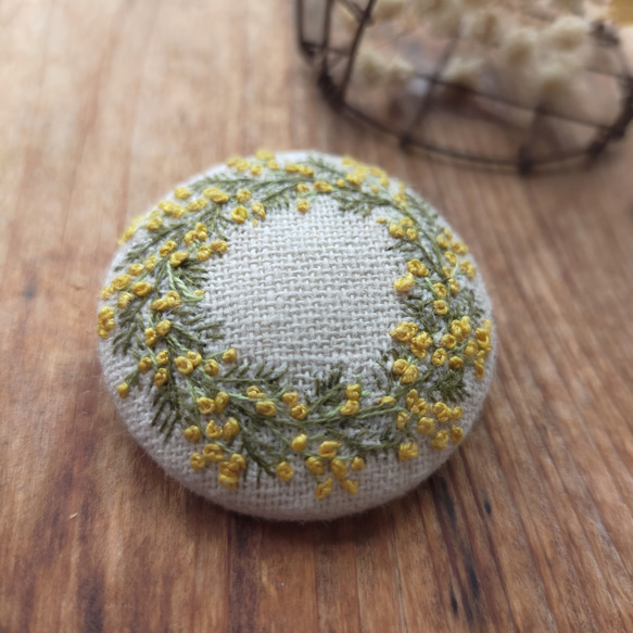 ナチュラル【ミモザのリース *°】  手刺繍ブローチ 38mm 10枚目の画像