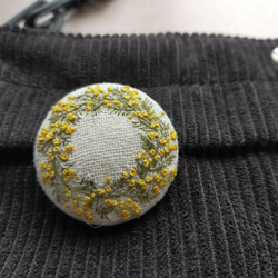 ナチュラル【ミモザのリース *°】  手刺繍ブローチ 38mm 3枚目の画像