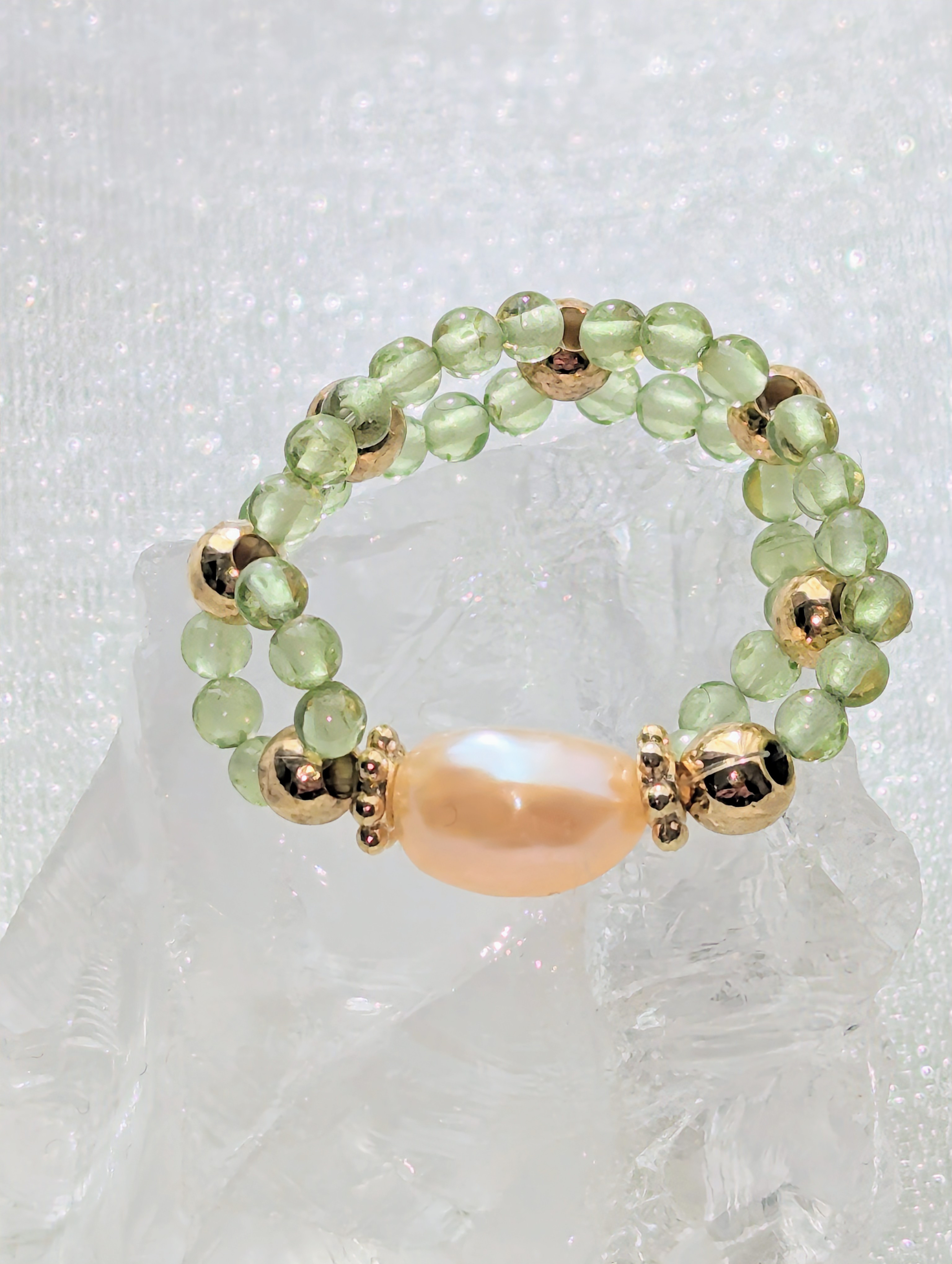 ペリドットとパールの清楚なリング