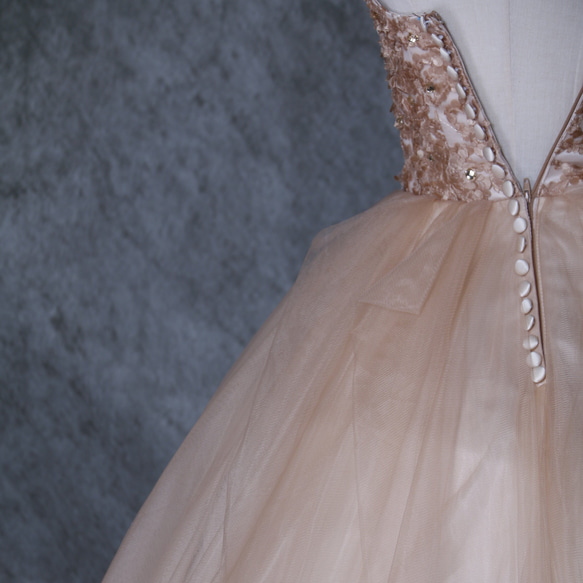 ウェディングドレス  薄シャンパンの色 3D立体レース刺繍  くるみボタン  花嫁  抜群のおしゃれ見え 9枚目の画像