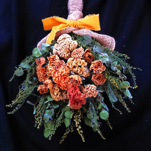 黄色とオレンジ色のケイトウと薔薇のナチュラルで可愛いドライ