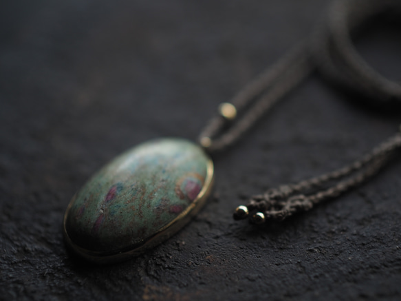 ruby in fuchsite brass necklace (inori) 7枚目の画像