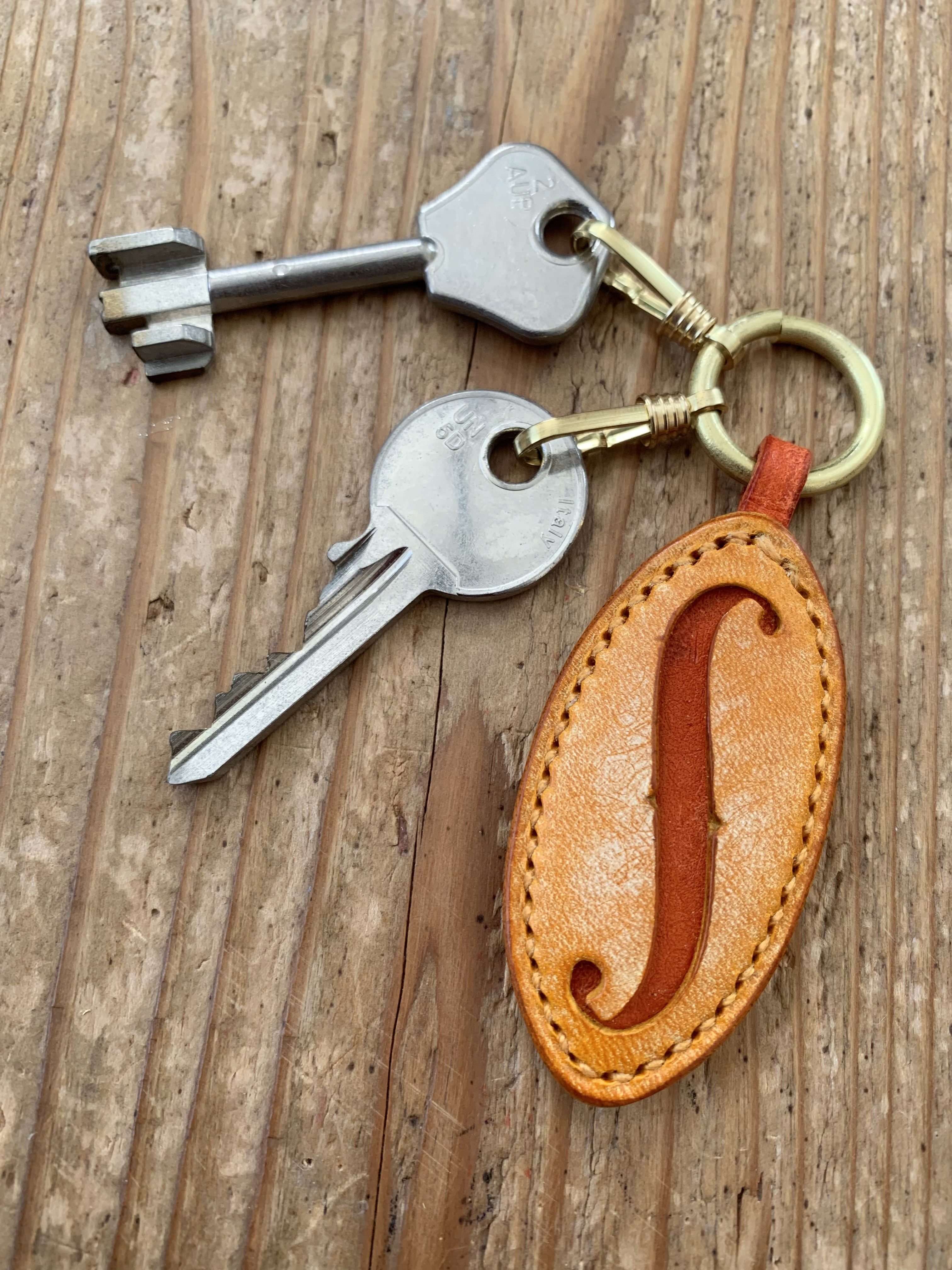 手縫いで創った革のキーホルダー『"f chiave - arancia" - Topolino 232』