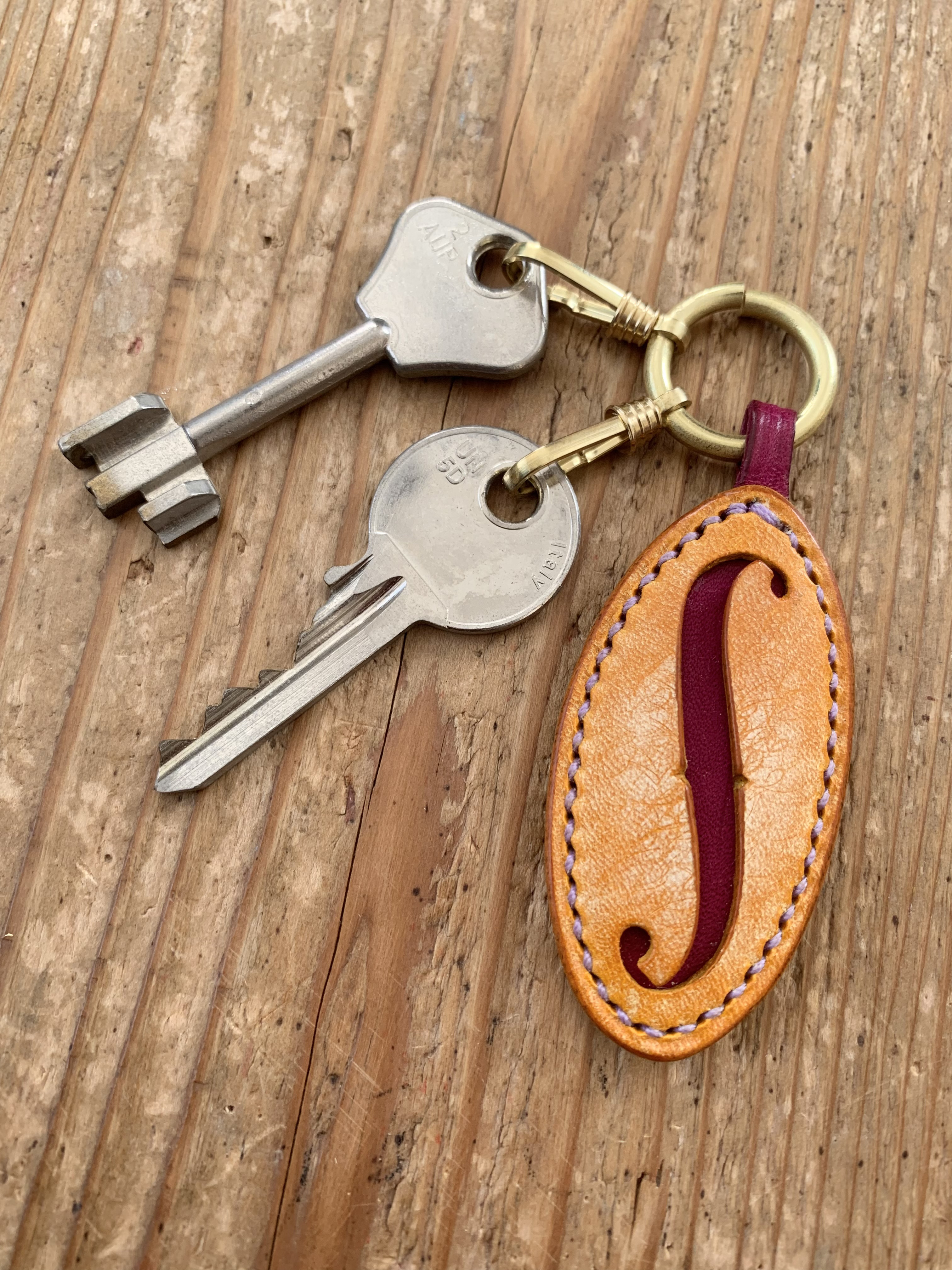 手縫いで創った革のキーホルダー『"f chiave - violetta" - Topolino 233』