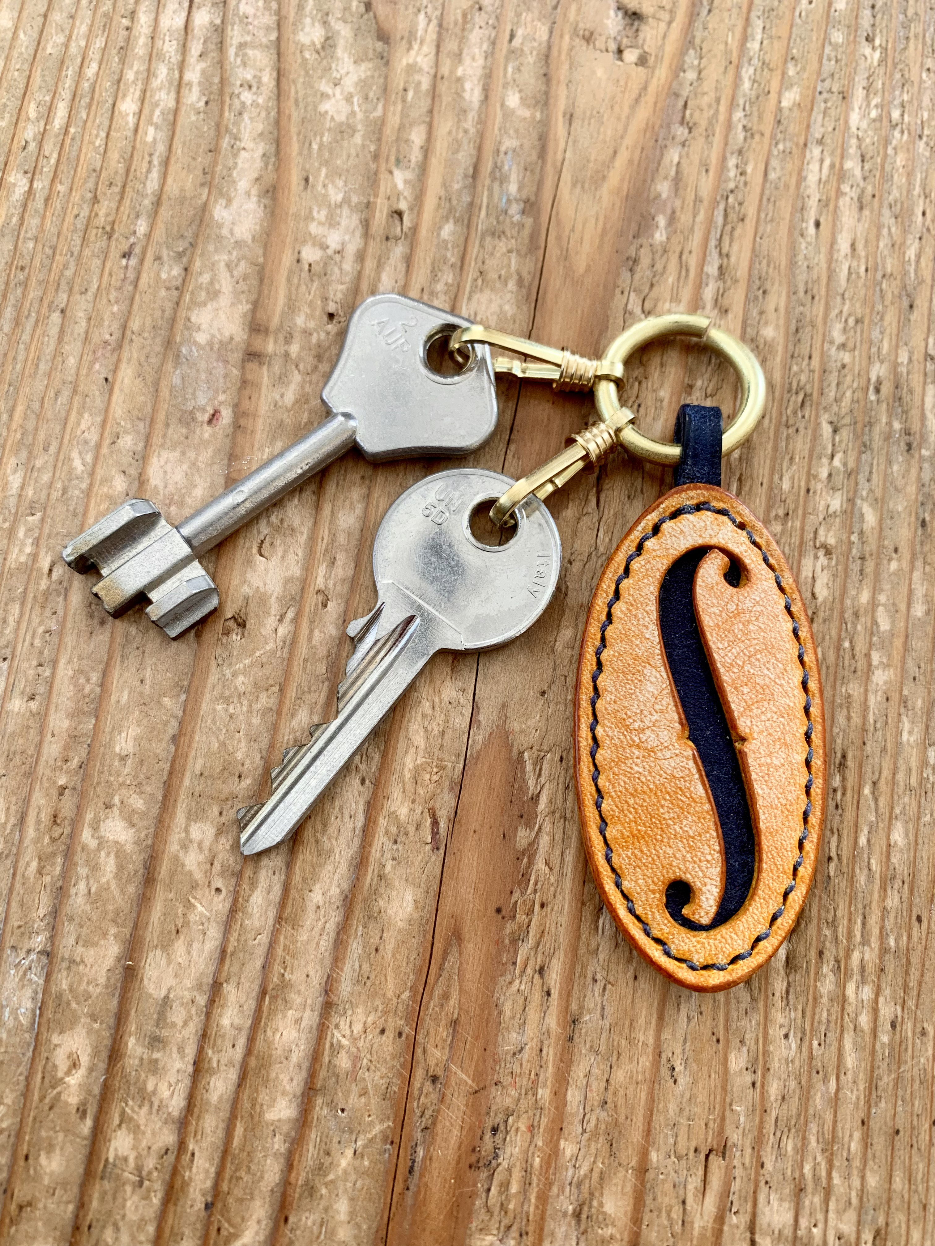 手縫いで創った革のキーホルダー『"f chiave - blu" - Topolino 234』